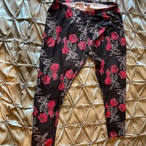 The Pyramid Collection rose leggings 2XL very cute.
